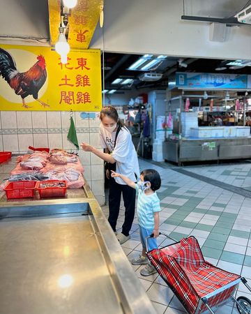 ▲李國毅帶妻女現身菜市場採買。（圖／翻攝自李國毅IG）