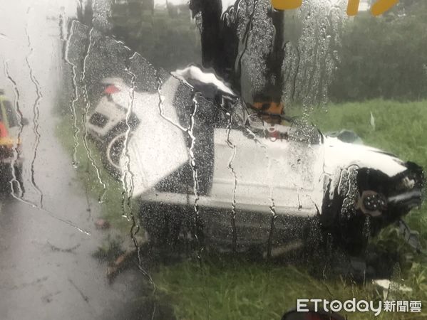 ▲台南市大內區石湖里石子瀨西南方的道路，1部自小客車疑因天雨失控自撞電桿，消防人員破壞車體搶救駕駛人脫困，但發現該名駕駛人已明顯死亡。（圖／民眾提供，下同）