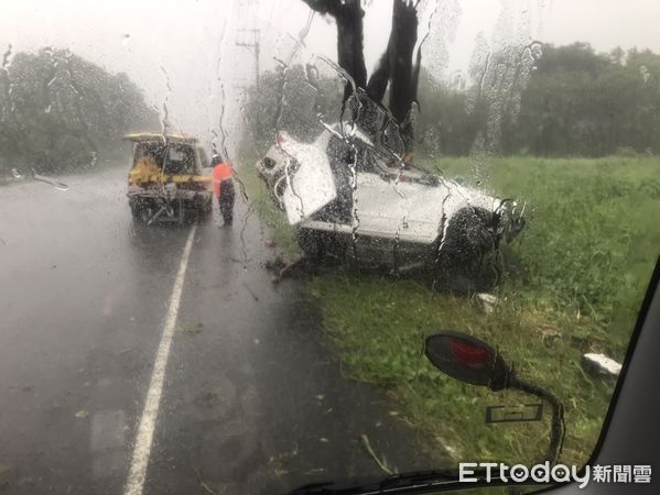 ▲台南市大內區石湖里石子瀨西南方的道路，1部自小客車疑因天雨失控自撞電桿，消防人員破壞車體搶救駕駛人脫困，但發現該名駕駛人已明顯死亡。（圖／民眾提供，下同）