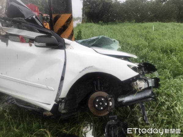 ▲台南市大內區石湖里石子瀨西南方的道路，1部自小客車疑因天雨失控自撞電桿，消防人員破壞車體搶救駕駛人脫困，但發現該名駕駛人已明顯死亡。（圖／民眾提供，下同）