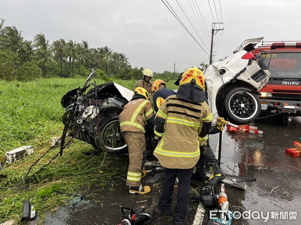 ▲台南市大內區石湖里石子瀨西南方的道路，1部自小客車疑因天雨失控自撞電桿，消防人員破壞車體搶救駕駛人脫困，但發現該名駕駛人已明顯死亡。（圖／民眾提供，下同）