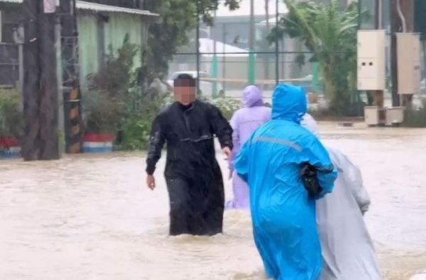 高雄多處地方淹水，災情嚴重。（翻攝畫面）