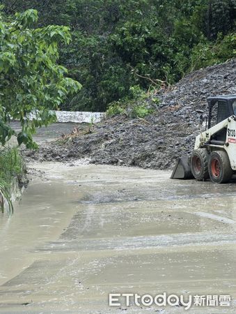 ▲凱米風災導致電桿倒斷及土石流，台南區處於山上區執行高壓斷線之事故搶修。（圖／記者林東良翻攝，下同）