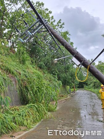 ▲凱米風災導致電桿倒斷及土石流，台南區處於山上區執行高壓斷線之事故搶修。（圖／記者林東良翻攝，下同）