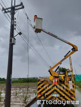 ▲凱米風災導致電桿倒斷及土石流，台南區處於山上區執行高壓斷線之事故搶修。（圖／記者林東良翻攝，下同）