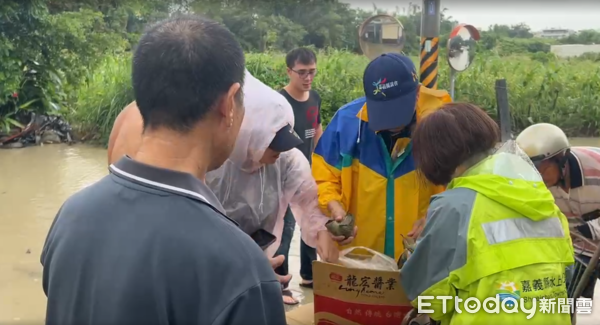 ▲▼             嘉義縣議員至水上鄉內溪村發送早餐，發現一具浮屍。（圖／記者翁伊森翻攝）