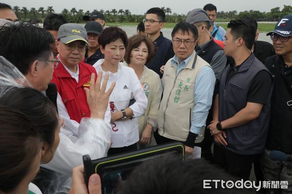 ▲台南市長黃偉哲26日陪同行政院長卓榮泰前往學甲區視察高粱籽實農作災損情形，黃偉哲希望中央啟動農業天然災害救助機制。（圖／記者林東良翻攝，下同）