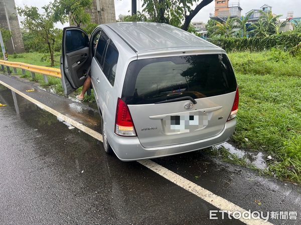 ▲▼疑天雨路滑！國1小貨車失控衝撞護欄　驚險畫面曝。（圖／記者賴文萱翻攝）