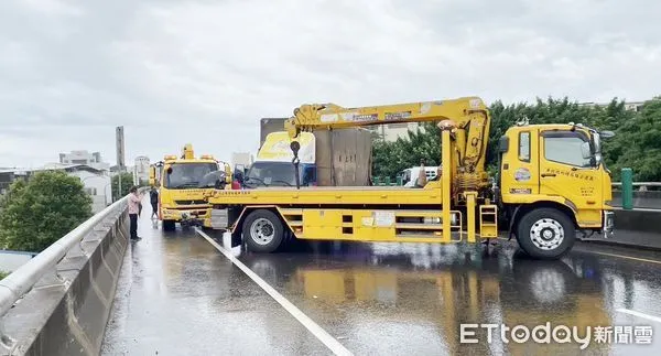 ▲楊梅警方今天上午處理台66線快速道路13.9K處大貨車翻覆車禍現場。（圖／記者沈繼昌翻攝）