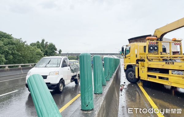 ▲楊梅警方今天上午處理台66線快速道路13.9K處事故。（圖／記者沈繼昌翻攝）