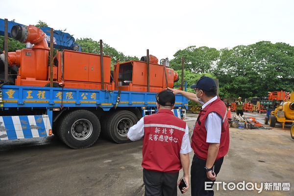 ▲▼ 侯友宜下令支援前線！新北中午出動24人力、10抽水機、4吊卡  。（圖／新北市政府提供）