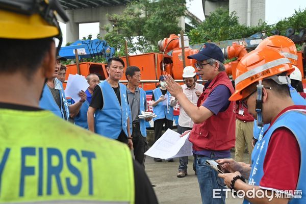 ▲▼ 侯友宜下令支援前線！新北中午出動24人力、10抽水機、4吊卡  。（圖／新北市政府提供）