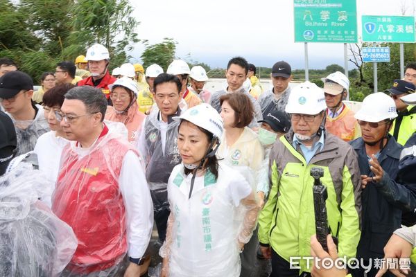 ▲行政院長卓榮泰特別率各相關部會人員南下，前往台南後壁八掌溪菁寮段視察勘災，台南市長黃偉哲全程陪同，並現場聆聽簡報瞭解溢堤搶修復原工程情形。（圖／記者林東良翻攝，下同）