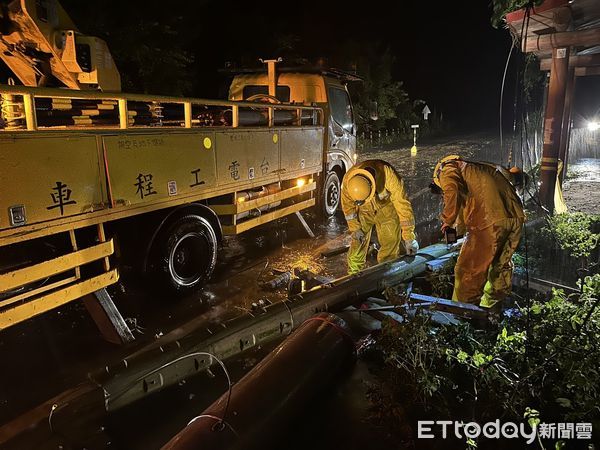 ▲▼台中不敵凱米南迴效應，累積最多高達5.1萬戶停電，目前仍有3千戶沒電。（圖／台電提供，下同）