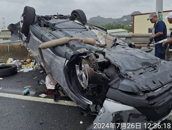 ▲▼驚悚畫面曝！國10追撞「前車嚴重翻覆」　車殼、雜物散落滿地血。（圖／翻攝記者爆料網）