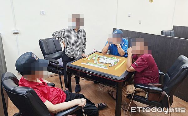 ▲桃園警方昨天颱風假突檢桃園區某棋牌社，賭客一臉訝異。（圖／記者沈繼昌翻攝）