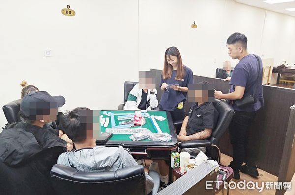 ▲桃園警方昨天颱風假突檢桃園區某棋牌社，當場起出賭資、籌碼等證物。（圖／記者沈繼昌翻攝）