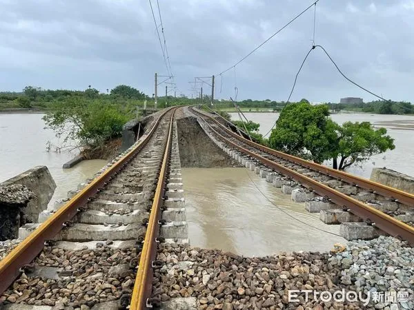 ▲▼台鐵八掌溪橋下路基流失掏空，鋼軌騰空。（圖／讀者提供）