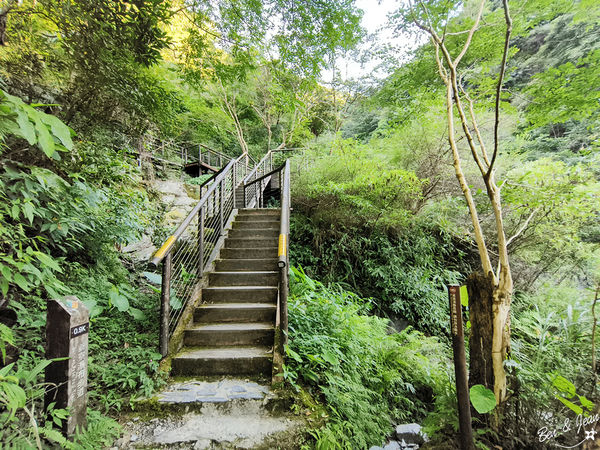 ▲▼宜蘭冬山新寮瀑布步道，漫步輕鬆好走森林步道，探訪雙層沁涼瀑布。（圖／紫色微笑提供）