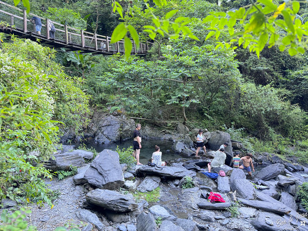 ▲▼宜蘭冬山新寮瀑布步道，漫步輕鬆好走森林步道，探訪雙層沁涼瀑布。（圖／紫色微笑提供）