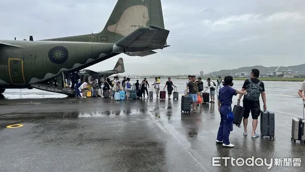 ▲▼軍機支援離島疏運。（圖／民航局提供）