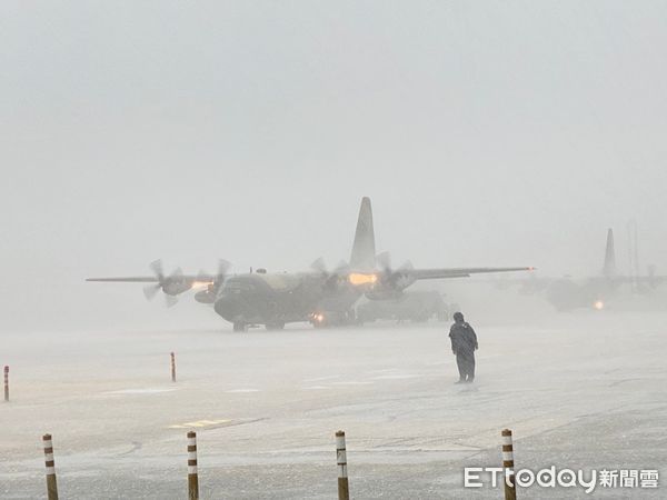 ▲▼軍機支援離島疏運。（圖／民航局提供）