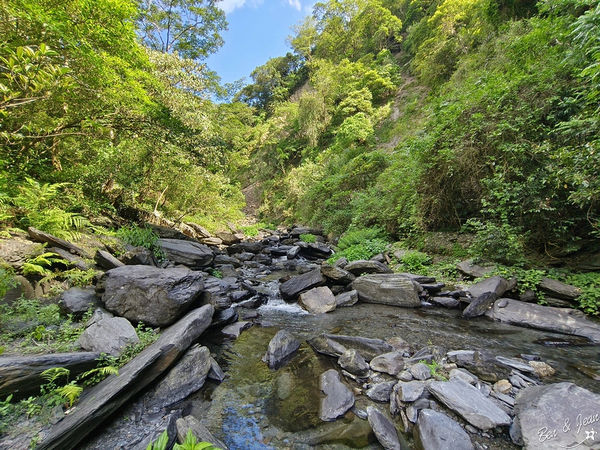 ▲▼宜蘭冬山新寮瀑布步道，漫步輕鬆好走森林步道，探訪雙層沁涼瀑布。（圖／紫色微笑提供）