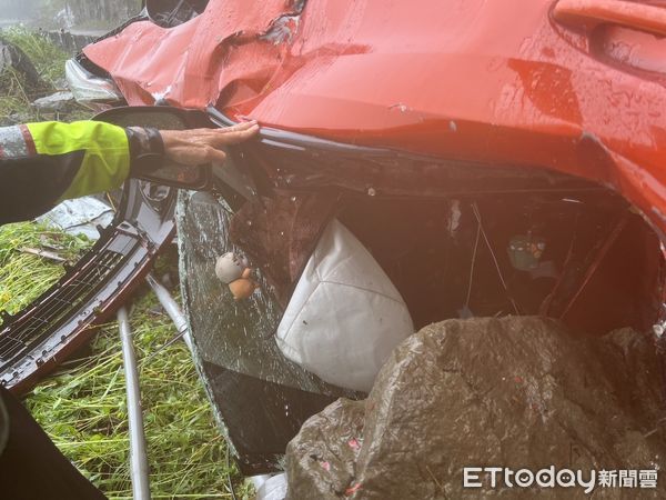 ▲▼嘉義阿里山林鐵維修員下山途中遭落石砸中。（圖／民眾提供）