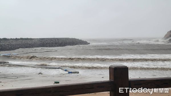 ▲▼     馬祖塘岐馬鼻灣澳口浮動碼頭斷了        。（圖／記者林名揚翻攝）