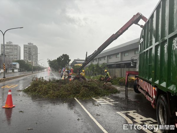 ▲凱米颱風強襲，台南市全區至26日下午2時為止，行道樹倒伏885株、道路破損24件、廣告物99件及圍籬倒塌69件等災情，經工務局全力處理已復原近9成。（圖／記者林東良翻攝，下同）