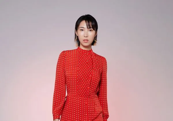 ▲▼王若琳為為話題電影《鬼才之道》打造中文版主題曲〈鬼才出道〉及英文版〈Dead Talents Society〉。（圖／索尼提供）