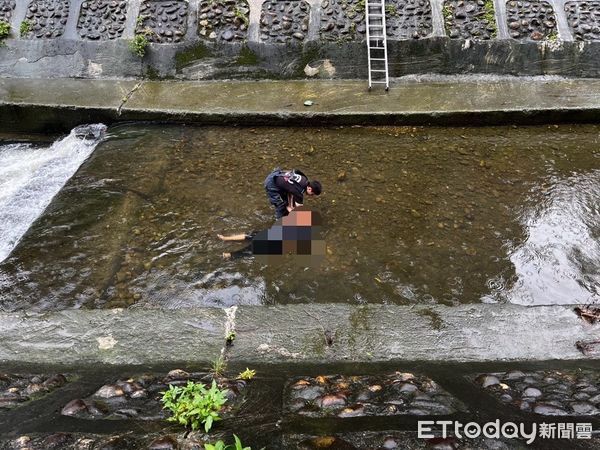 ▲▼新北五股一名女子落水，卡在河道上警消救援送醫。（圖／記者陸運陞翻攝）