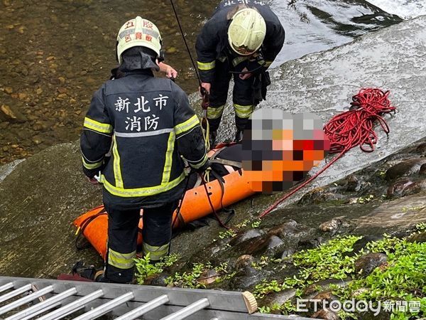 ▲▼新北五股一名女子落水，卡在河道上警消救援送醫。（圖／記者陸運陞翻攝）