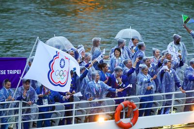 戴資穎、孫振大雨中掌旗　中華代表團搭第74艘船進場