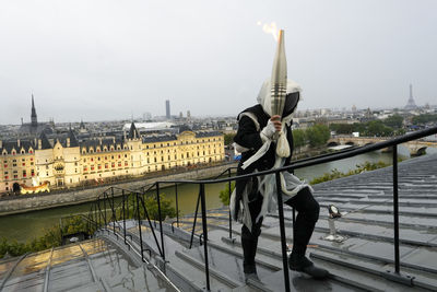 穿插巴黎奧運開幕式的「蒙面人」是誰？