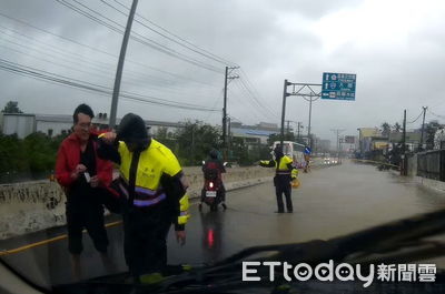 外科醫師颱風天搭Uber趕手術！途中遇淹水　警助他壓線衝醫院