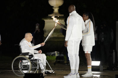 巴黎奧運聖火點燃　法國百歲奧運冠軍引人注目