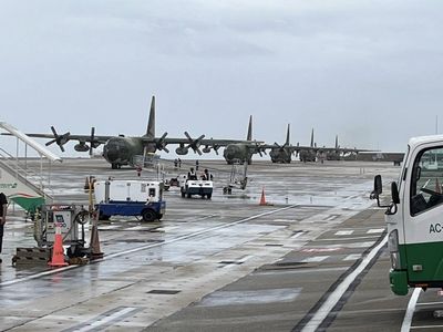 史上最大疏運畫面曝！　國軍C-130馬公機場集結冒雨搶運