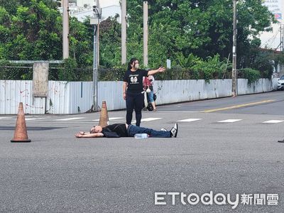 想免費搭警車！台中無賴男出怪招　耍賴躺殯儀館門口