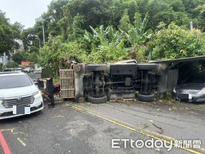 機械吊車下山「煞車失靈」失控翻覆　路邊車棚慘被撞毀