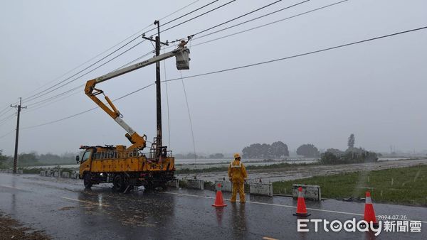 ▲因凱米颱風導致高壓斷線、電桿傾斜倒斷，造成目前北門區、鹽水區、南化區、新營區、後甲區等共1462戶停電，累積曾停電戶數達90111戶，台電正積極搶修。（圖／記者林東良翻攝，下同）