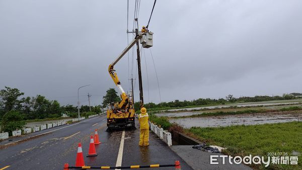 ▲因凱米颱風導致高壓斷線、電桿傾斜倒斷，造成目前北門區、鹽水區、南化區、新營區、後甲區等共1462戶停電，累積曾停電戶數達90111戶，台電正積極搶修。（圖／記者林東良翻攝，下同）