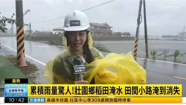 ▲鏡新聞主播王月芳到宜蘭採訪，雨衣被強風吹破。（圖／鏡電視提供）