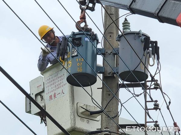 ▲台電人員搶修電力            。（圖／台電屏東區處提供）