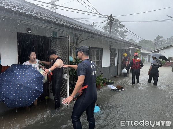 ▲消防局第二救災救護大隊統計麻豆、下營及官田區等共疏散107名民眾。（圖／記者林東良翻攝，下同）