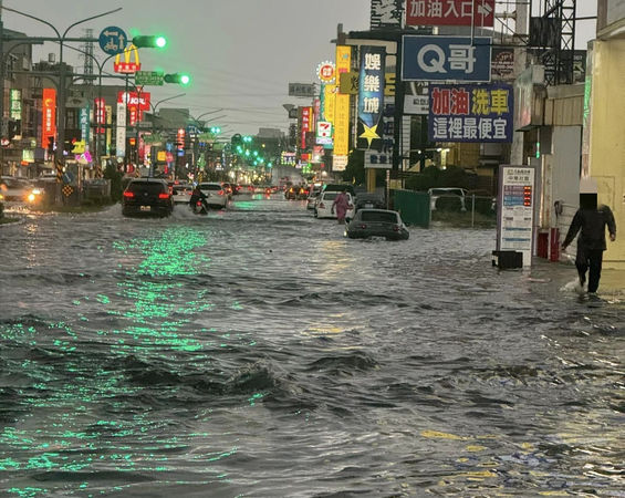 ▲台南市安南區因強降雨，造成安南區多處淹水，民眾PO在網路社群，引起民眾熱議。（圖／翻攝自臉書台南府城大小事，下同）