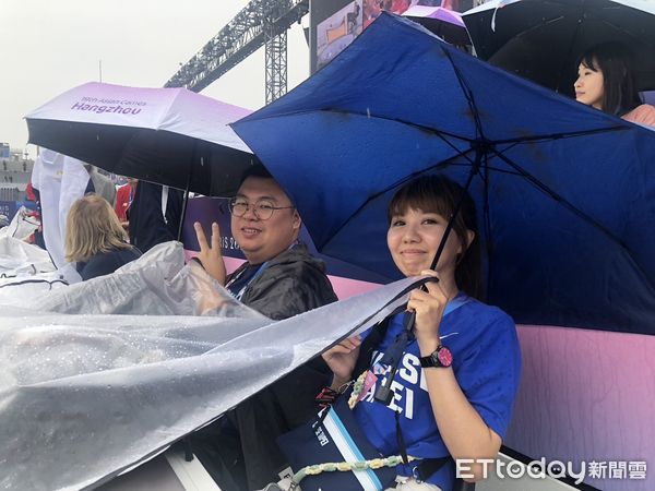 ▲巴黎奧運開幕式暴雨、安檢。（圖／記者杜奕君攝）