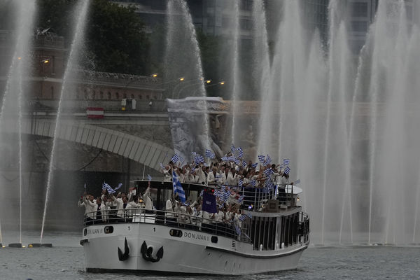 史上首見！巴黎奧運塞納河上正式開幕　搭船伴隨「水舞」進場