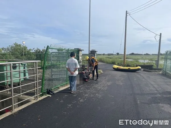 ▲▼      雲林10歲男童落水，今晨尋獲已明顯死亡，爸爸悲痛抱著遺體癱坐在地       。（圖／記者蔡佩旻翻攝）