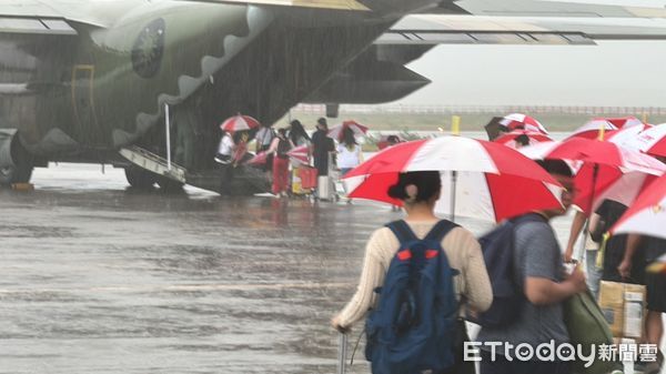 ▲▼軍方派出14架次軍機協助金門機場疏運。（圖／記者林名揚翻攝）